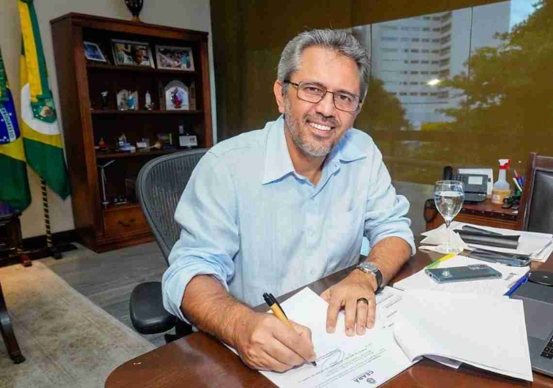 Elmano de Freitas autoriza doação de terreno para HU da UFCA